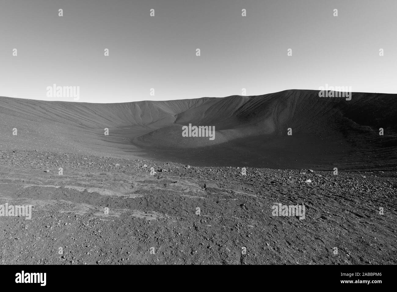 Cratère Hverfjall près du lac Myvatn en Islande, l'un des plus grands cratères volcaniques dans le monde avec un diamètre de près de 800m au dessus. Banque D'Images