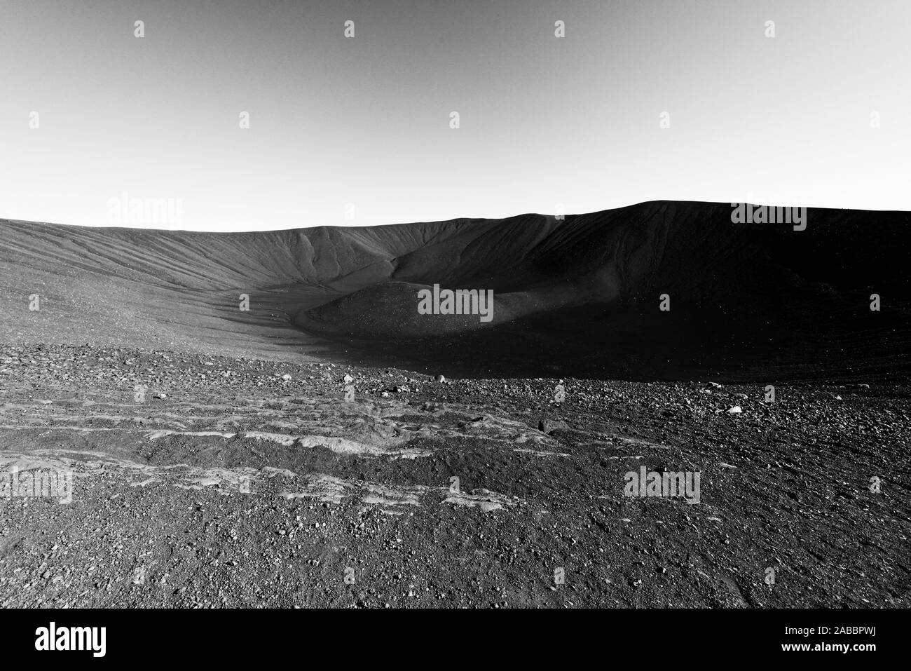 Cratère Hverfjall près du lac Myvatn en Islande, l'un des plus grands cratères volcaniques dans le monde avec un diamètre de près de 800m au dessus. Banque D'Images