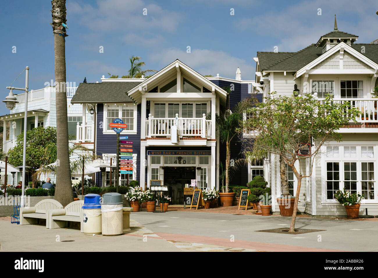 Avila Beach, Californie/USA - 27 octobre 2019 : les façades des immeubles de détail sur une journée ensoleillée sur la promenade Banque D'Images