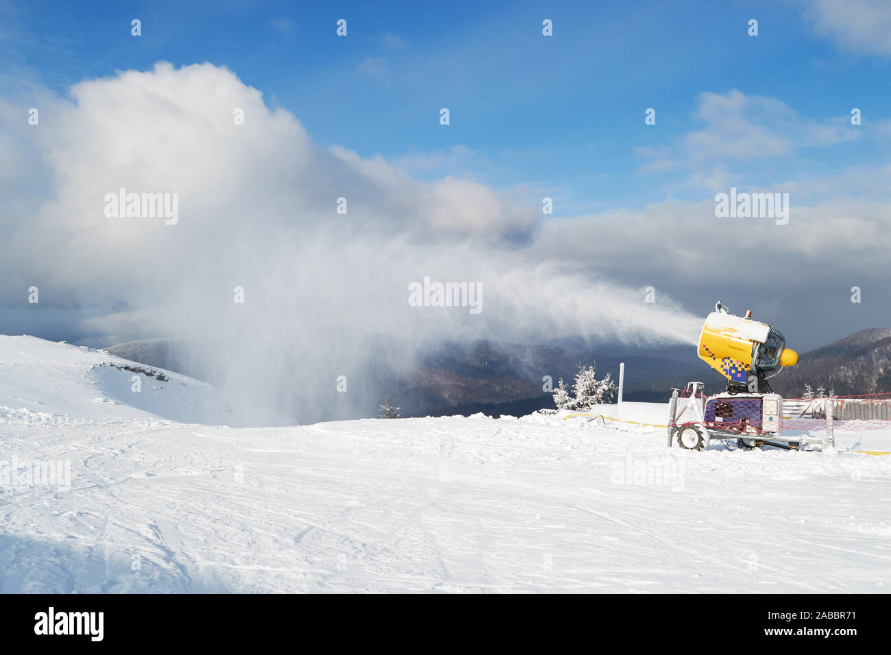 Canon à Neige Neige artificielle de soufflage machine à Azuga, domaine skiable de la région de la Vallée de Prahova, Roumanie, au cours de la basse saison d'hiver, en raison de l'absence de natu Banque D'Images