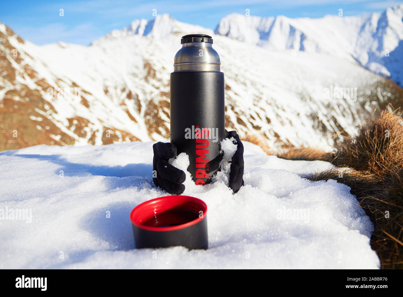 Les montagnes de Fagaras, Roumanie - 20 novembre 2016 : Primus thermos, bouteille vide à double paroi en acier inoxydable avec du thé chaud et des gants autour d'elle, Banque D'Images