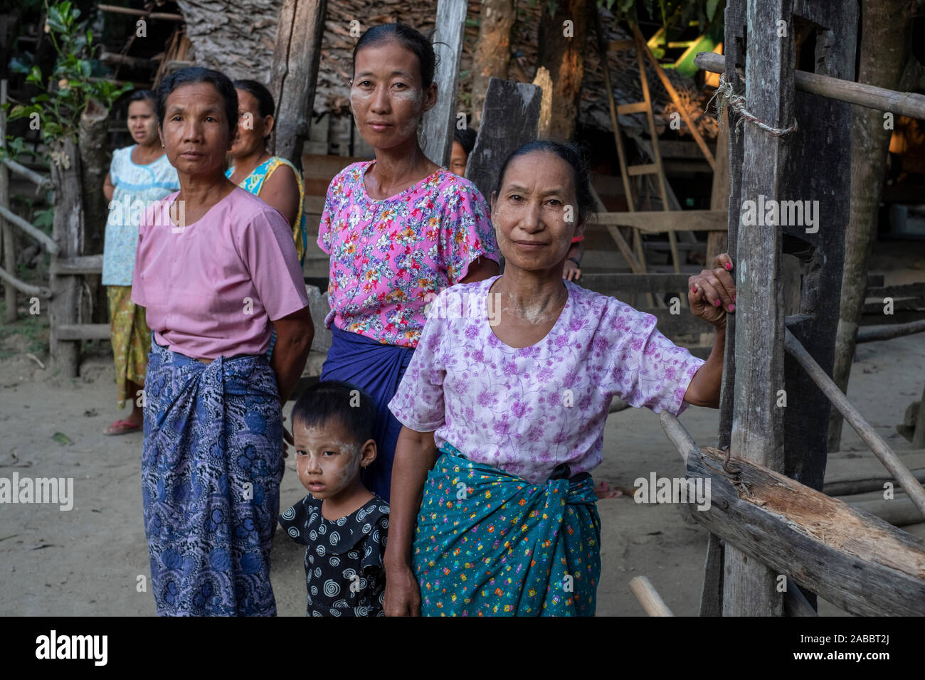 La rue principale de la village birman de KoneGyi où les villageois se réunissent pour observer les visiteurs de la rivière Chindwin du nord-est du Myanmar (Birmanie) Banque D'Images