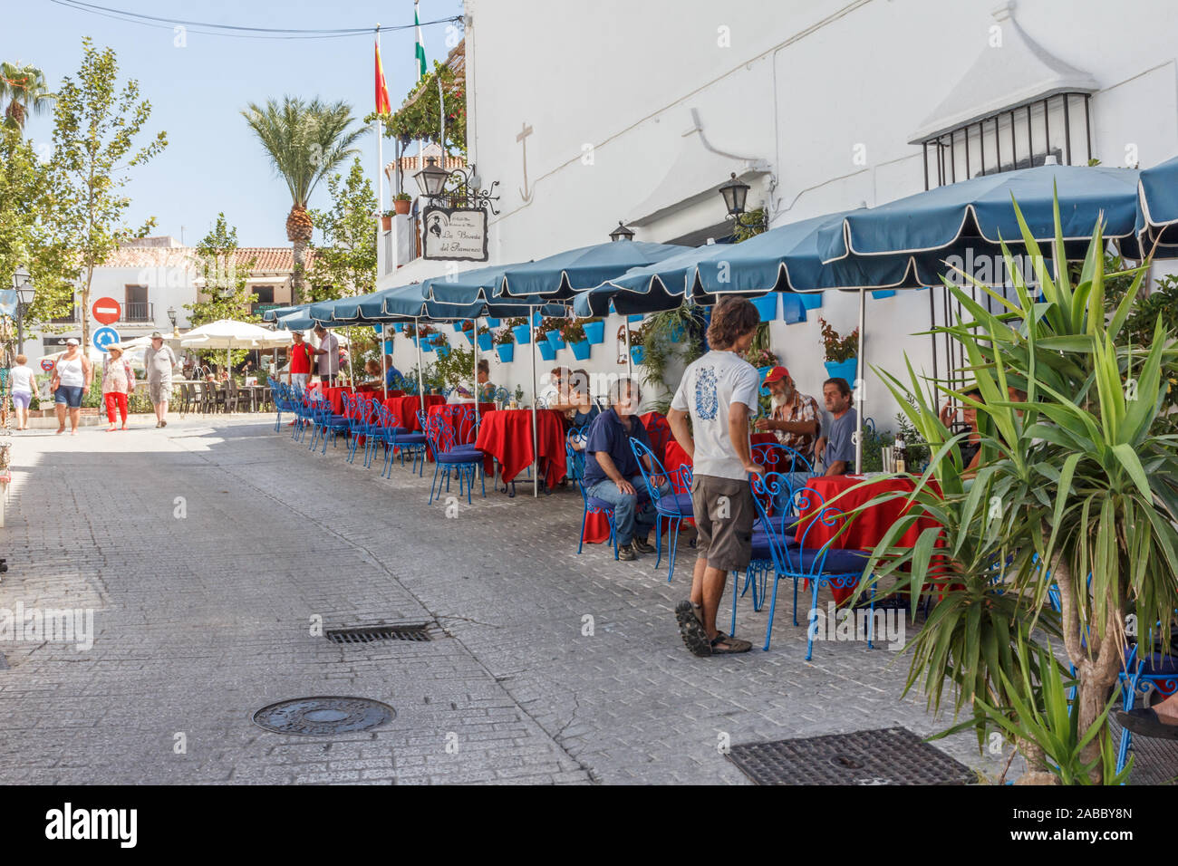 Mijas, Espagne - 27 août 2015 : les touristes boire et manger dans un café. La ville est populaire auprès des touristes et expatriés. Banque D'Images