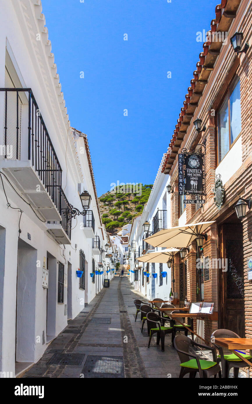 Mijas, Espagne - 27 août 2015 : : Restaurant bar à vin rue étroite. La ville est une attraction pour les touristes. Banque D'Images