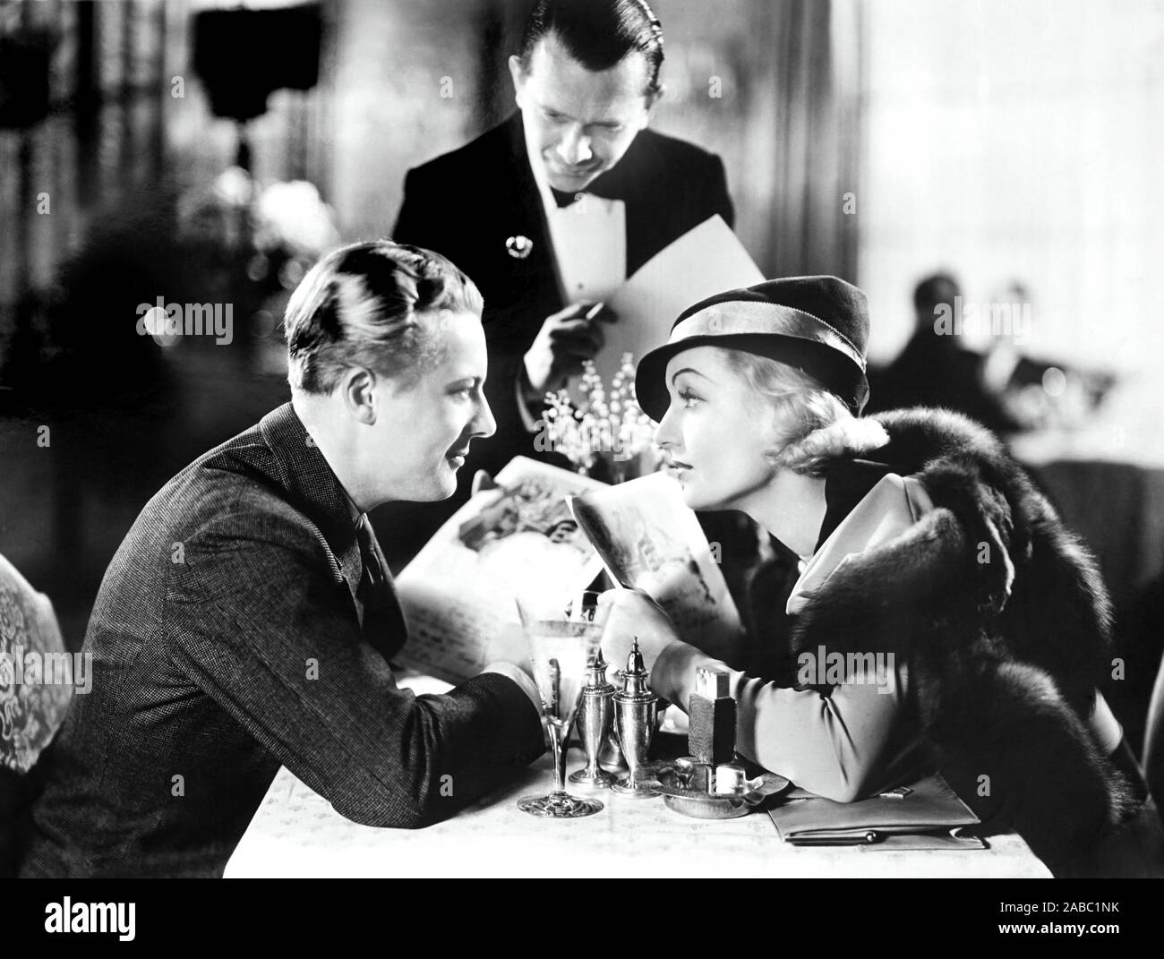 Bref moment, à partir de la gauche, l'avant, Gene Raymond, Carole Lombard, 1933 Banque D'Images