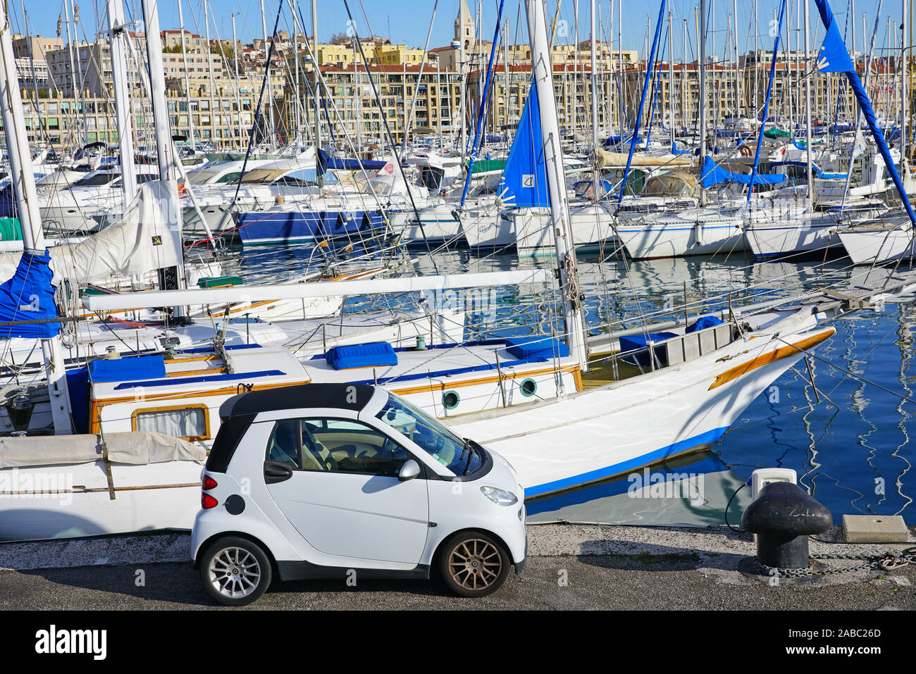 MARSEILLE, FRANCE -13 nov 2019- Vue sur le monument Vieux Port et marina à Marseille, France. Banque D'Images