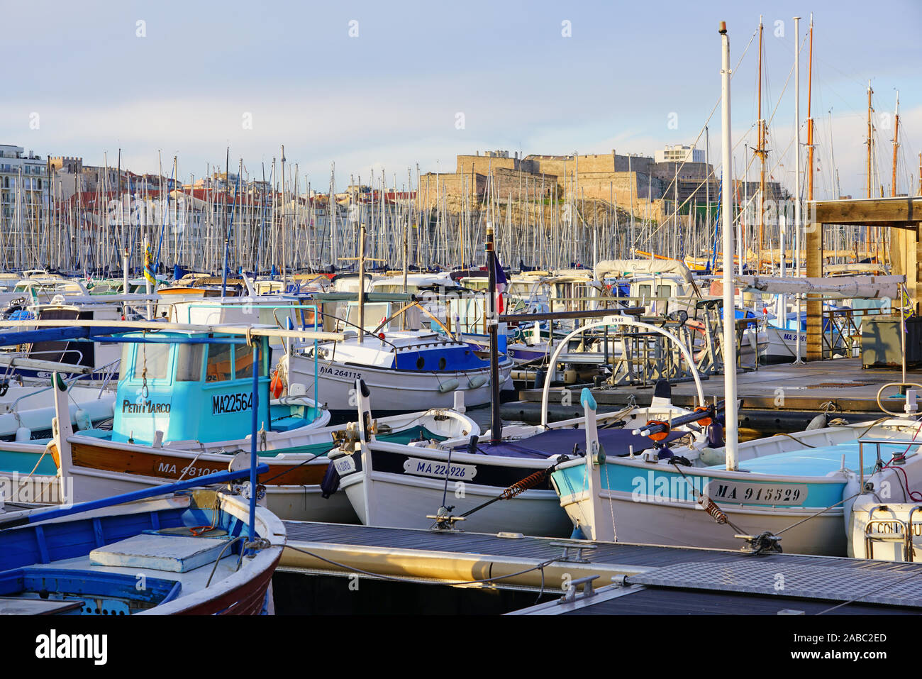 MARSEILLE, FRANCE -13 nov 2019- Vue sur le monument Vieux Port et marina à Marseille, France. Banque D'Images