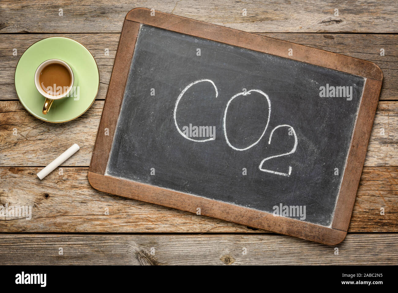 Symbole chimique de dioxyde de carbone, un des principaux gaz à effet de serre et manuscrite avec craie blanche sur un tableau noir ardoise, notion de changement climatique Banque D'Images