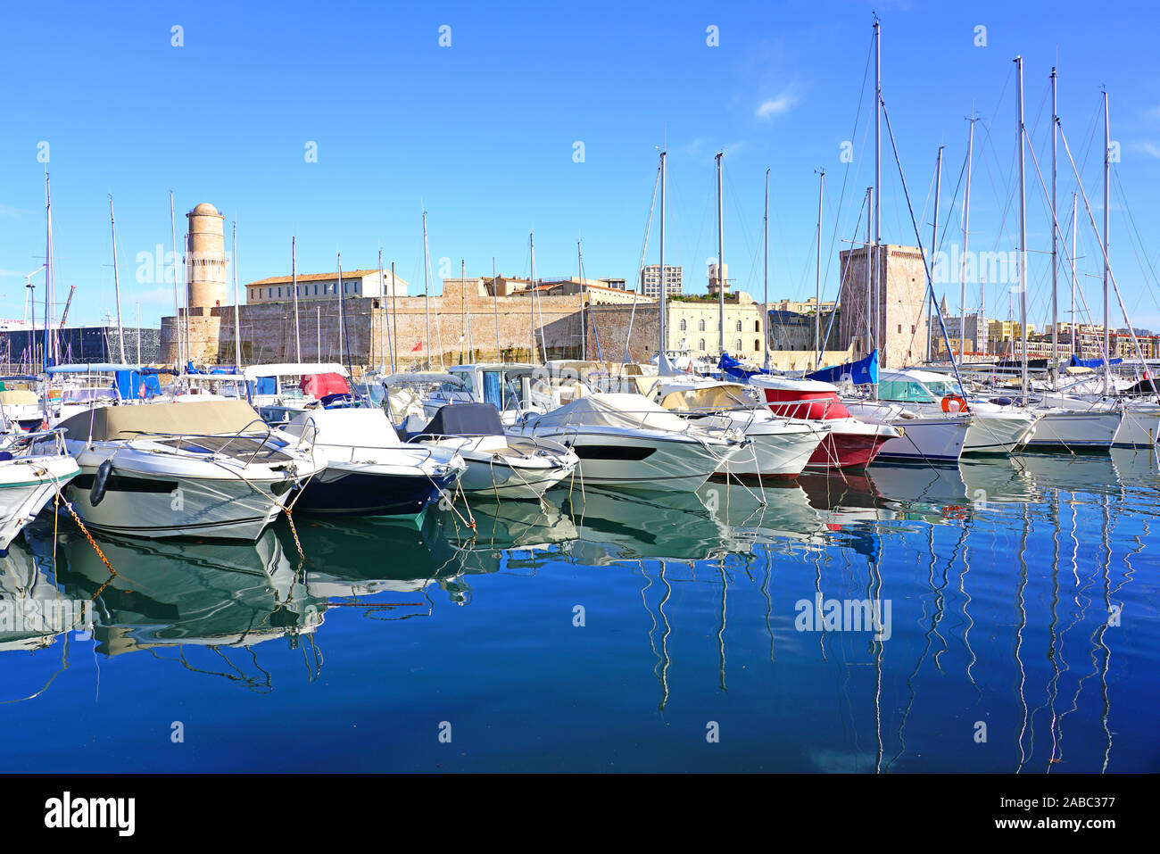 MARSEILLE, FRANCE -13 nov 2019- Vue sur le monument Vieux Port et marina à Marseille, France. Banque D'Images