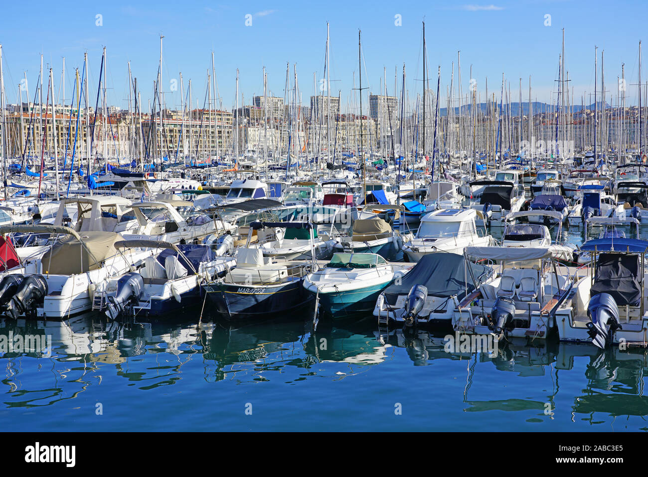 MARSEILLE, FRANCE -13 nov 2019- Vue sur le monument Vieux Port et marina à Marseille, France. Banque D'Images