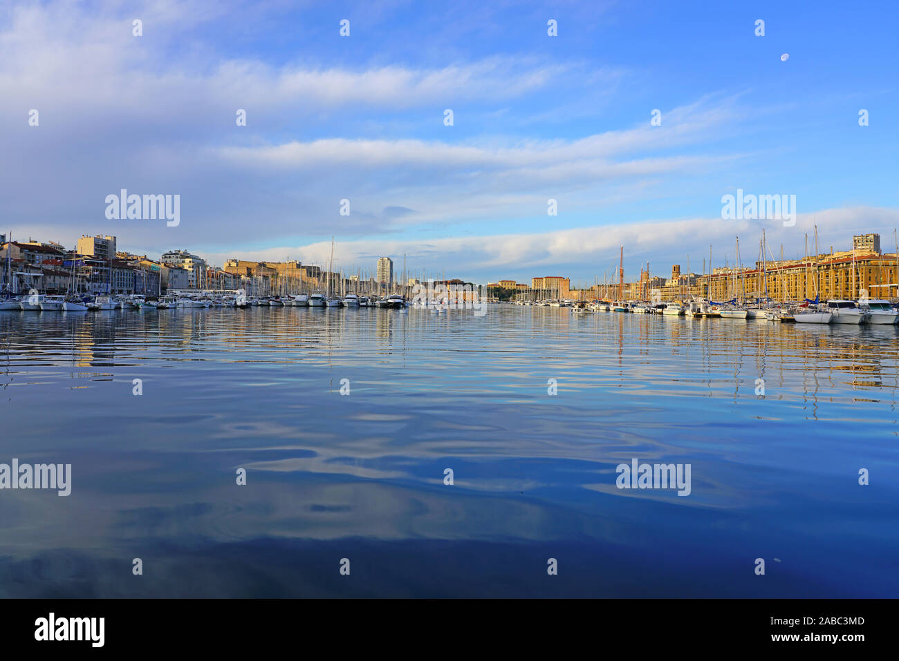 MARSEILLE, FRANCE -13 nov 2019- Vue sur le monument Vieux Port et marina à Marseille, France. Banque D'Images