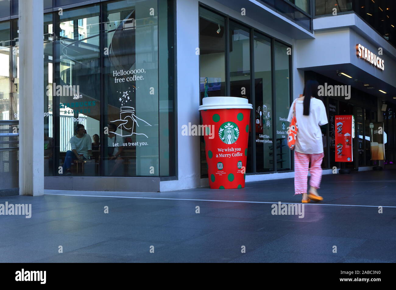 Bangkok, Thaïlande - 26 novembre 2019 : Libre de message nous vous souhaitons un joyeux café sur grand modèle coupe Starbucks en face de la boutique à Siam Square Banque D'Images