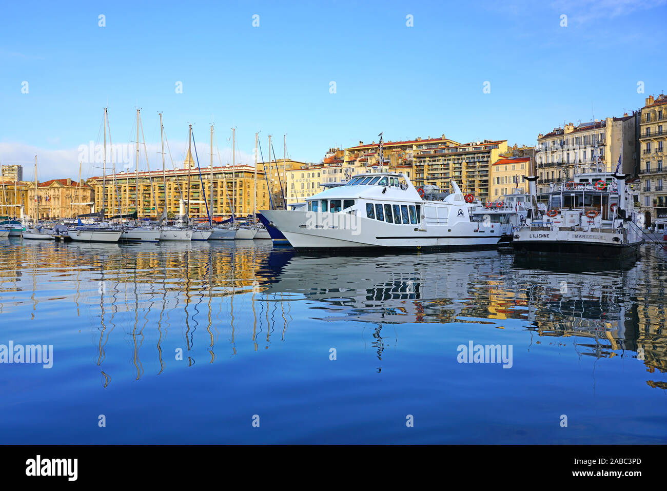 MARSEILLE, FRANCE -13 nov 2019- Vue sur le monument Vieux Port et marina à Marseille, France. Banque D'Images