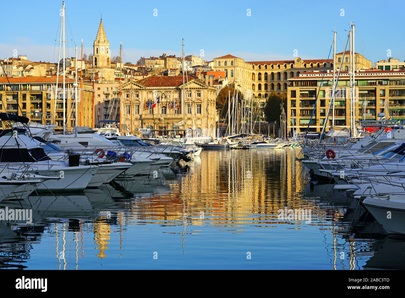 MARSEILLE, FRANCE -13 nov 2019- Vue sur le monument Vieux Port et marina à Marseille, France. Banque D'Images