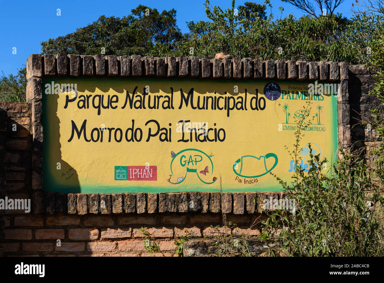 Signe d'un parc naturel, le Parc Naturel Municipal do Morro do Pai Inacio. Lencois, Bahia, Brésil. Banque D'Images