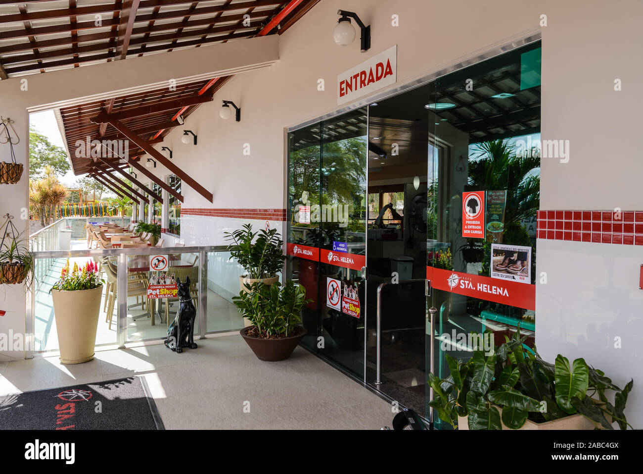 Porte avant en verre d'un restaurant dans une station-service. Le Brésil, l'Amérique du Sud. Banque D'Images