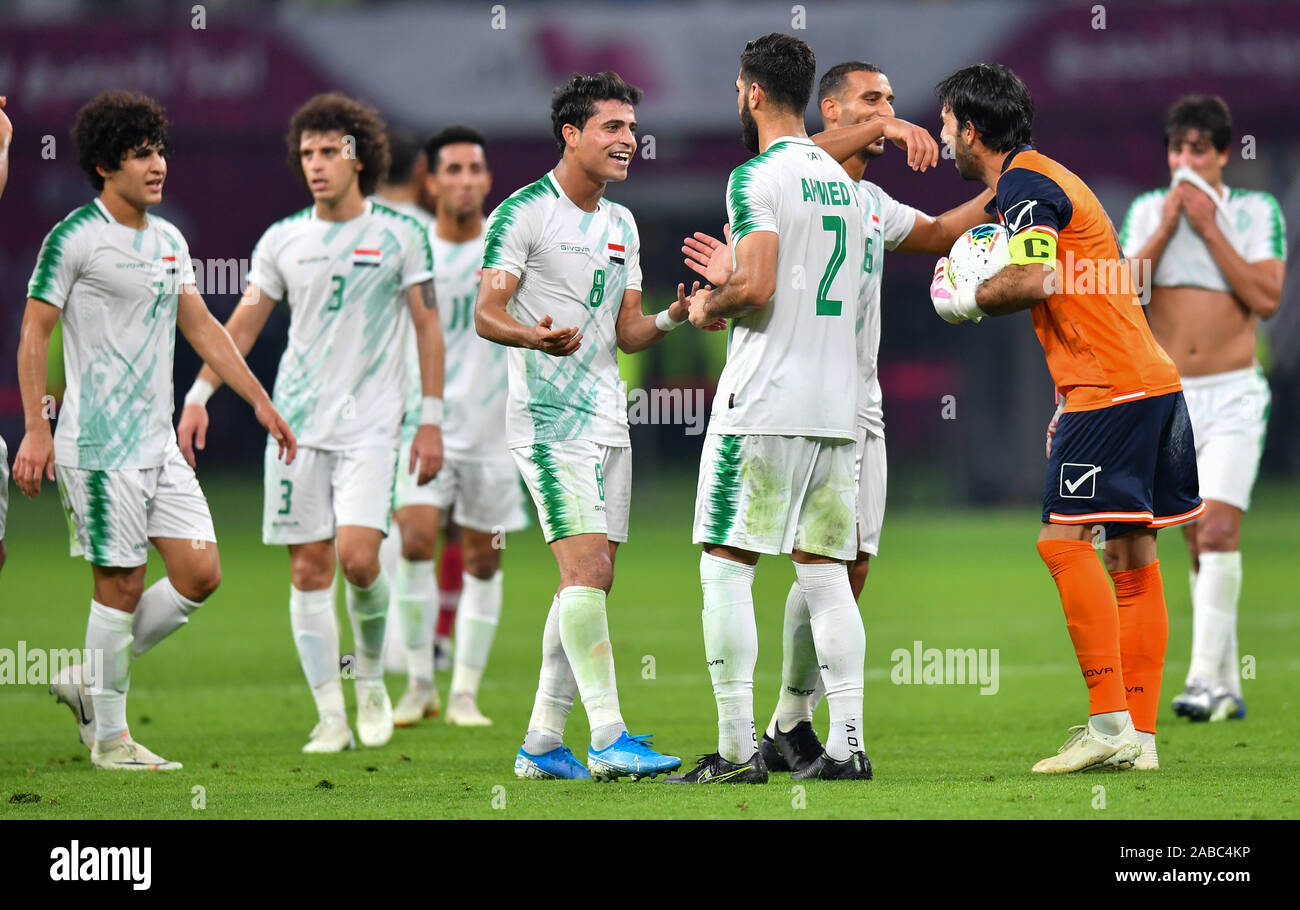 Doha, Qatar. 26 Nov, 2019. Les joueurs de l'Iraq célébrer après avoir remporté le match contre le Qatar lors de la 24e Coupe du Golfe Persique 2019 au Khalifa International Stadium de Doha, capitale du Qatar, le 26 novembre 2019. Credit : Nikku/Xinhua/Alamy Live News Banque D'Images