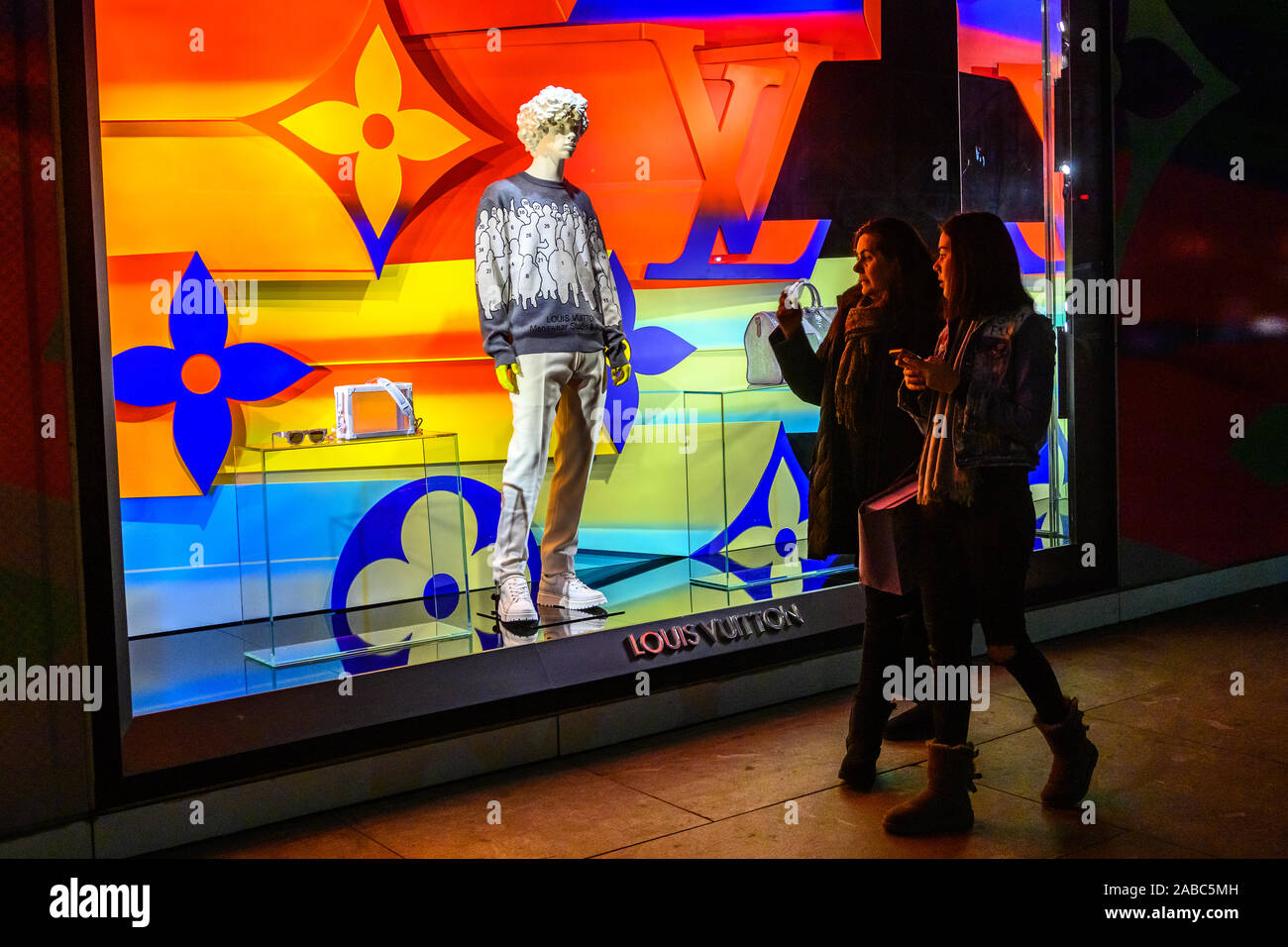 New York, États-Unis, 26 novembre 2019. Window Shopping avant la saison de Noël en plein centre de New York. Credit : Enrique Shore/Alamy Stock Photo Banque D'Images