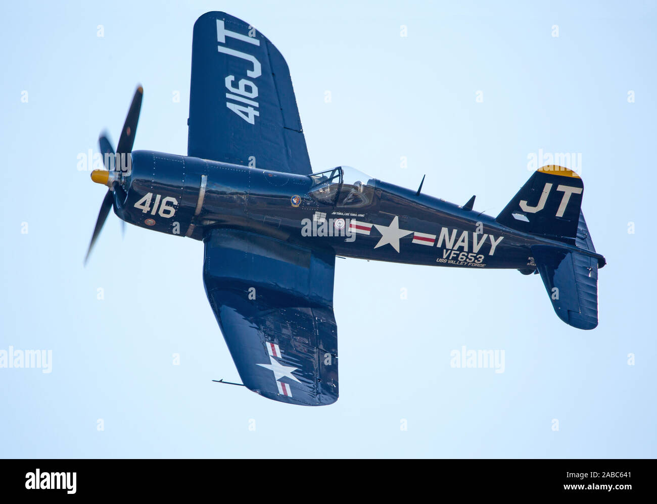 MONROE, NC (USA) - 9 novembre 2019 : Un Vought F4U Corsair fighter avion en vol pendant l'Warbirds sur Monroe Air Show. Banque D'Images