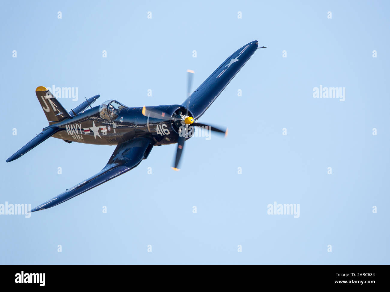 MONROE, NC (USA) - 9 novembre 2019 : Un Vought F4U Corsair fighter avion en vol pendant l'Warbirds sur Monroe Air Show. Banque D'Images