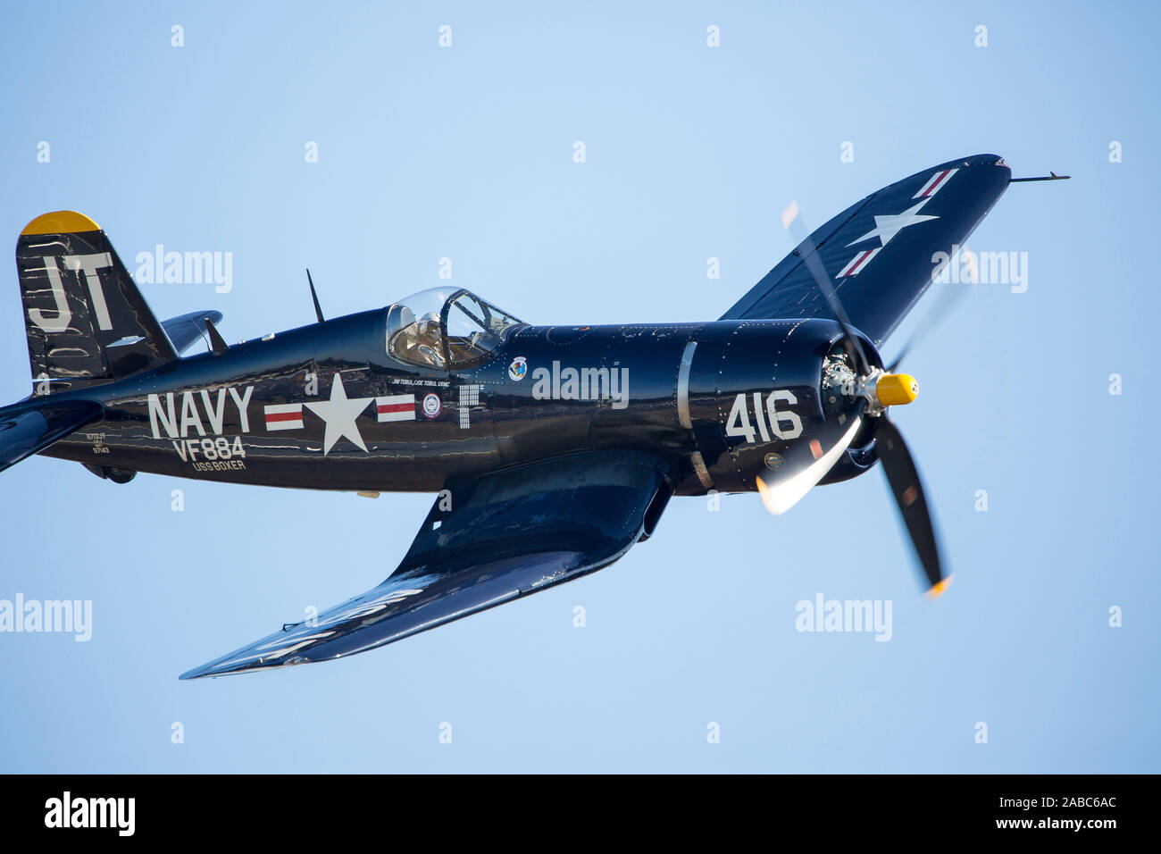 MONROE, NC (USA) - 9 novembre 2019 : Un Vought F4U Corsair fighter avion en vol pendant l'Warbirds sur Monroe Air Show. Banque D'Images