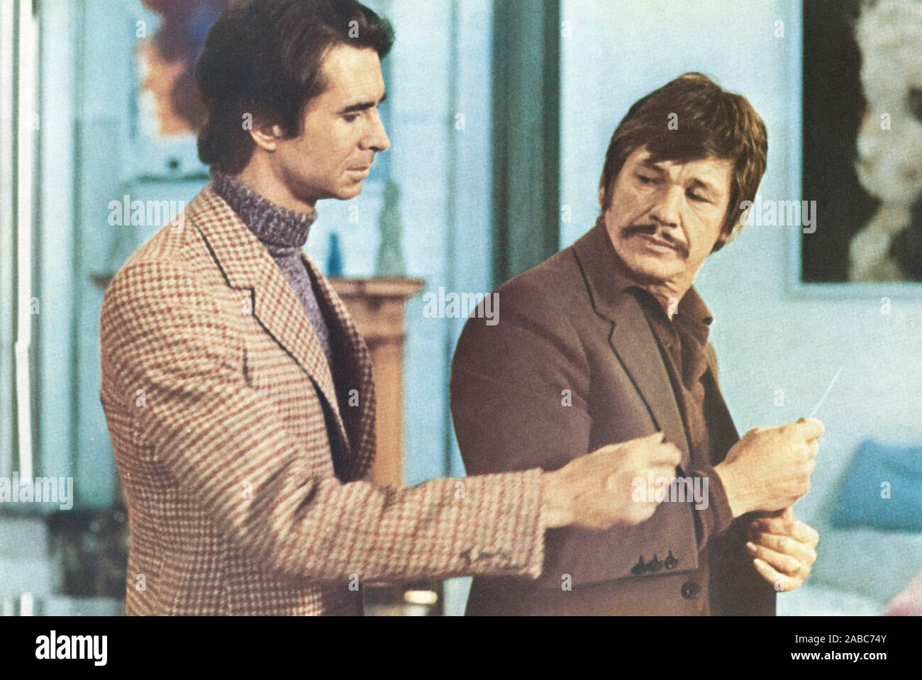 Quelqu'un derrière la porte, (alias QUELQU'UN DERRIERE LA PORTE), de gauche  à droite : Anthony Perkins, Charles Bronson, 1971 Photo Stock - Alamy