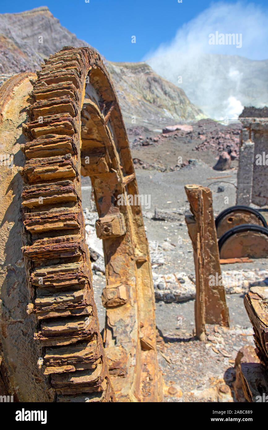 Les vestiges d'une ancienne mine de soufre sur l'Île Whakaari (blanc) Banque D'Images