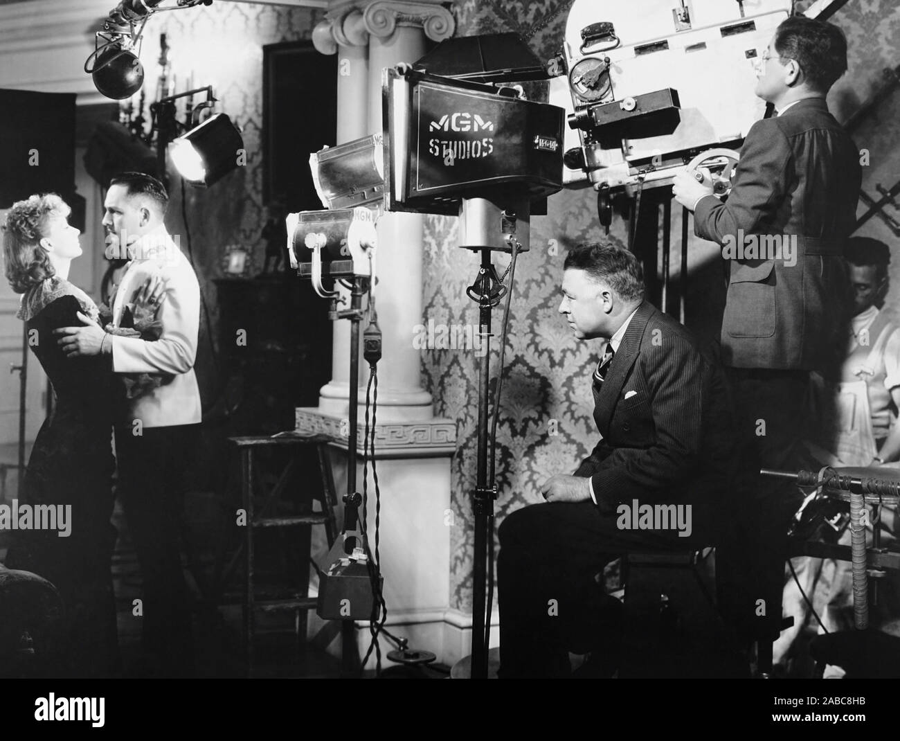 ANNA KARÉNINE, de gauche : Greta Garbo, Fredric March, directeur Clarence Brown, directeur de la photographie William Daniels le tournage sur le plateau, 1935 Banque D'Images