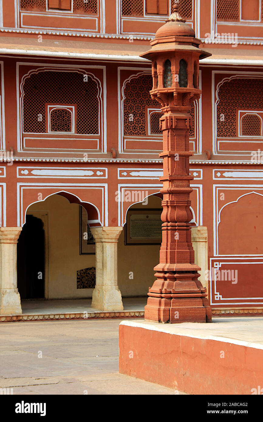 Vue partielle de pilier et de couleur rose véranda sur voûté Maharaj II Sawai Mansingh Museum de City Palace, Jaipur, Rajasthan, Inde, Asie Banque D'Images