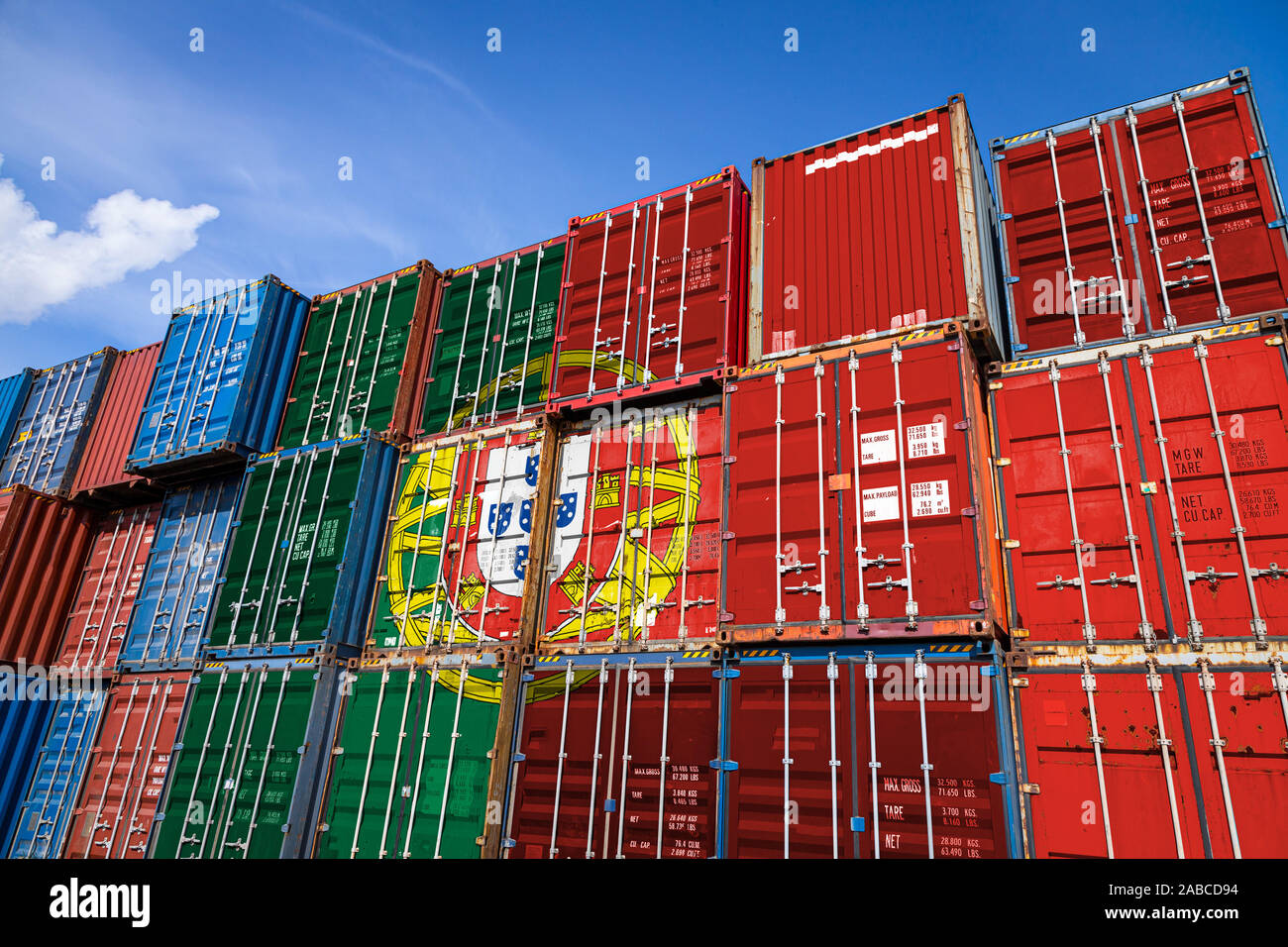 Le drapeau national du Portugal sur un grand nombre de récipients métalliques pour le stockage de marchandises en lignes empilées les unes sur les autres. Conception de stockage de g Banque D'Images