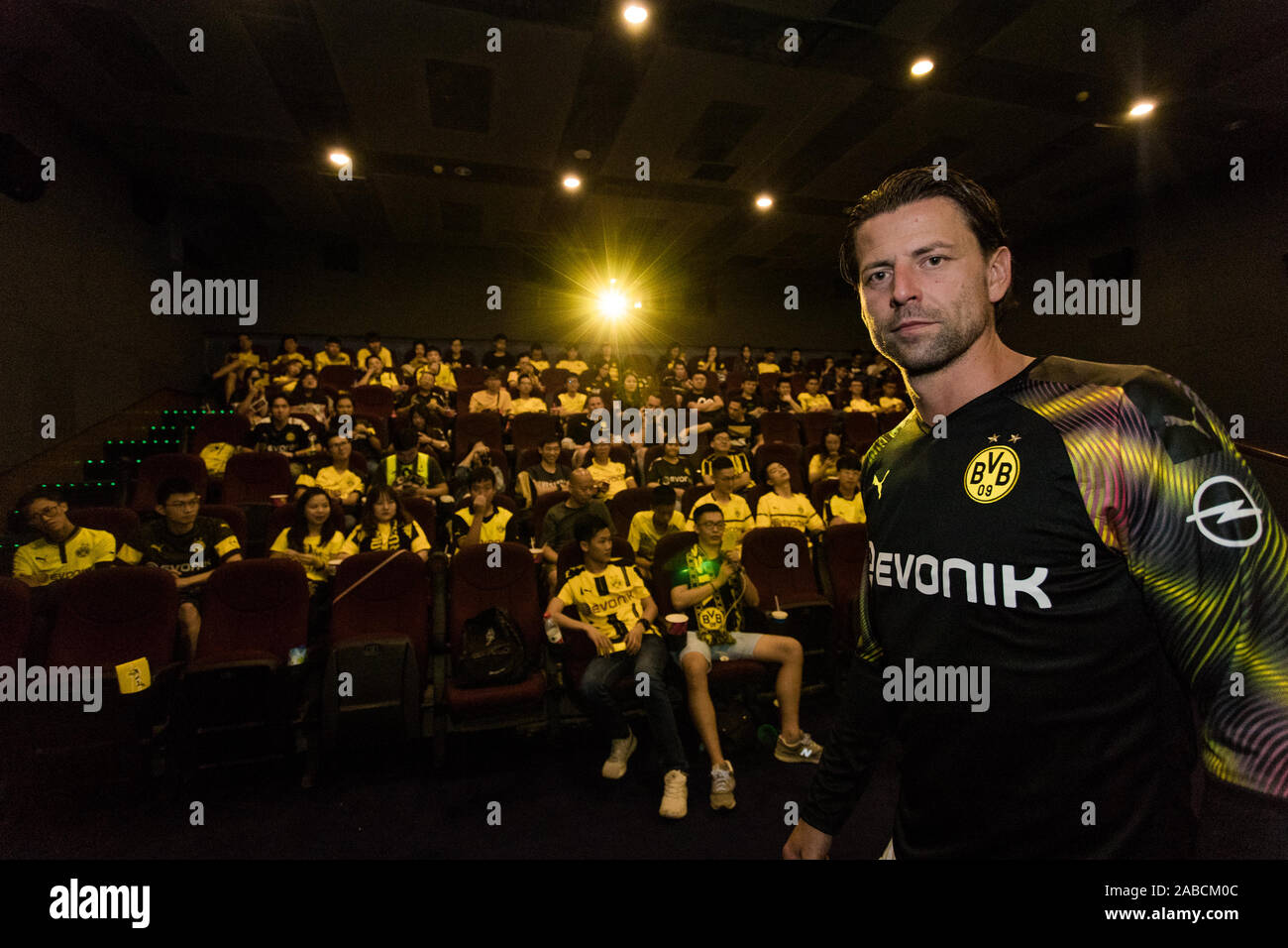 Roman Weidenfeller, un ancien footballeur qui a joué en tant que gardien de but pour le club de Bundesliga Borussia Dortmund et l'équipe nationale allemande, interagit Banque D'Images