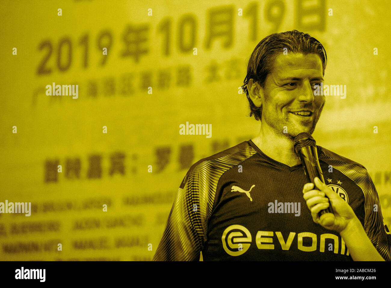 Roman Weidenfeller, un ancien footballeur qui a joué en tant que gardien de but pour le club de Bundesliga Borussia Dortmund et l'équipe nationale allemande, interagit Banque D'Images