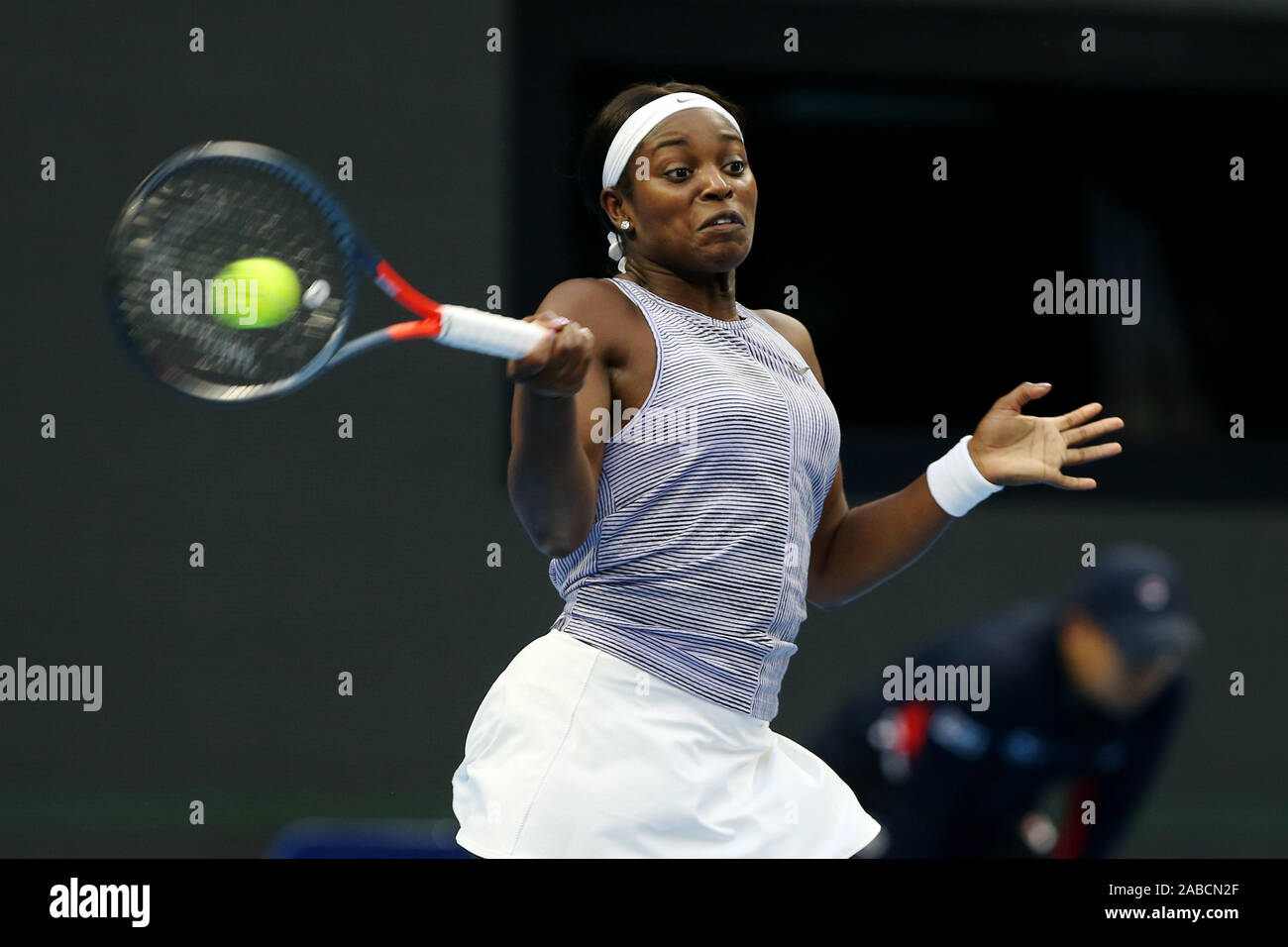 Joueur de tennis professionnel américain Sloane Stephens est en concurrence avec le joueur de tennis professionnel chinois Zheng Saisai lors de la deuxième ronde de WTA 2019 C Banque D'Images