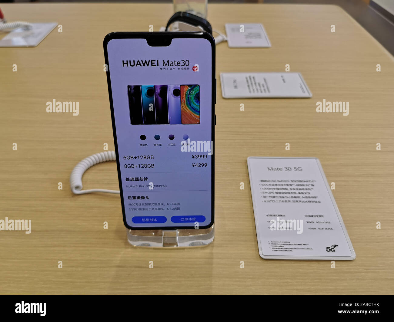 Un Huawei Mate 30 s'affiche dans un magasin de Huawei à Shanghai, Chine, 24 octobre 2019. *** *** Local Caption fachaoshi Banque D'Images