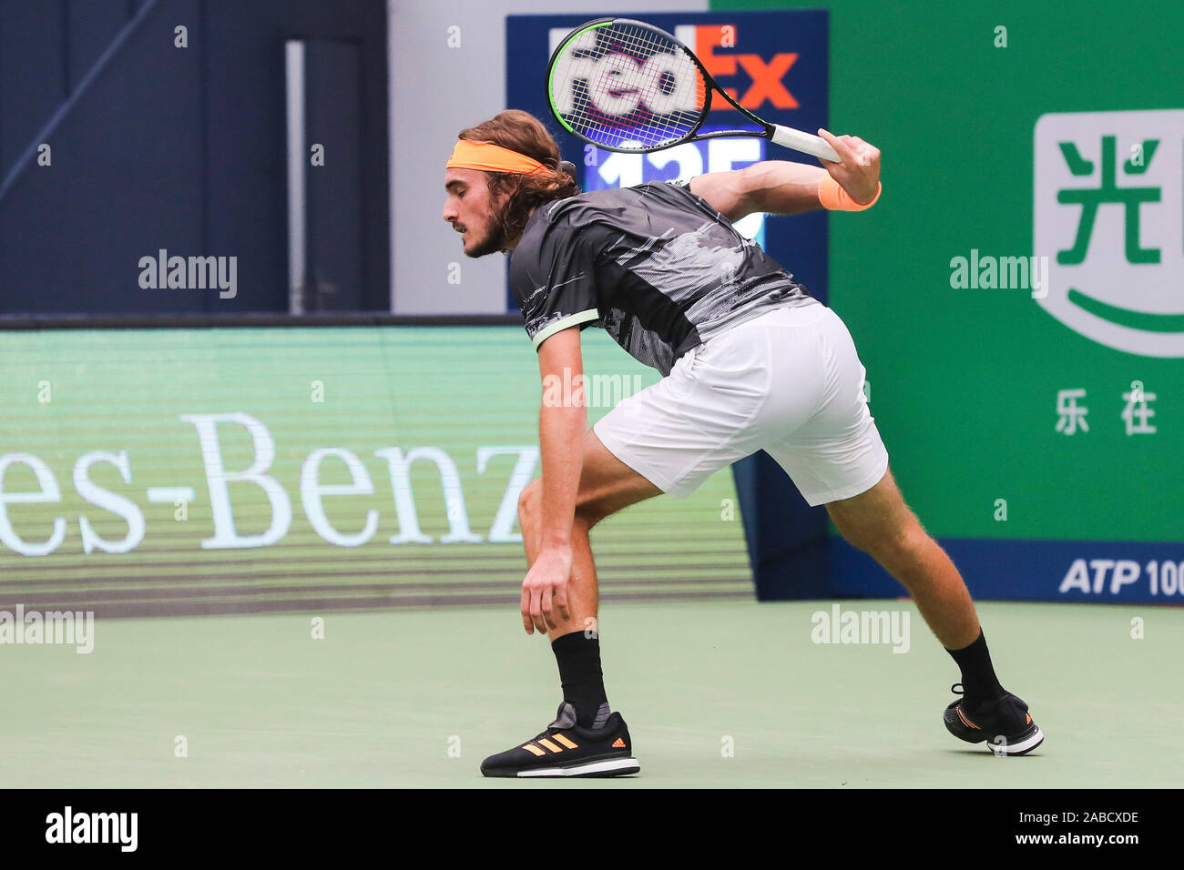 Joueur de tennis professionnel grec Stefanos Tsitsipas rivalise contre joueur de tennis Serbe Novak Djokovic en quart de finale de 2019 Banque D'Images