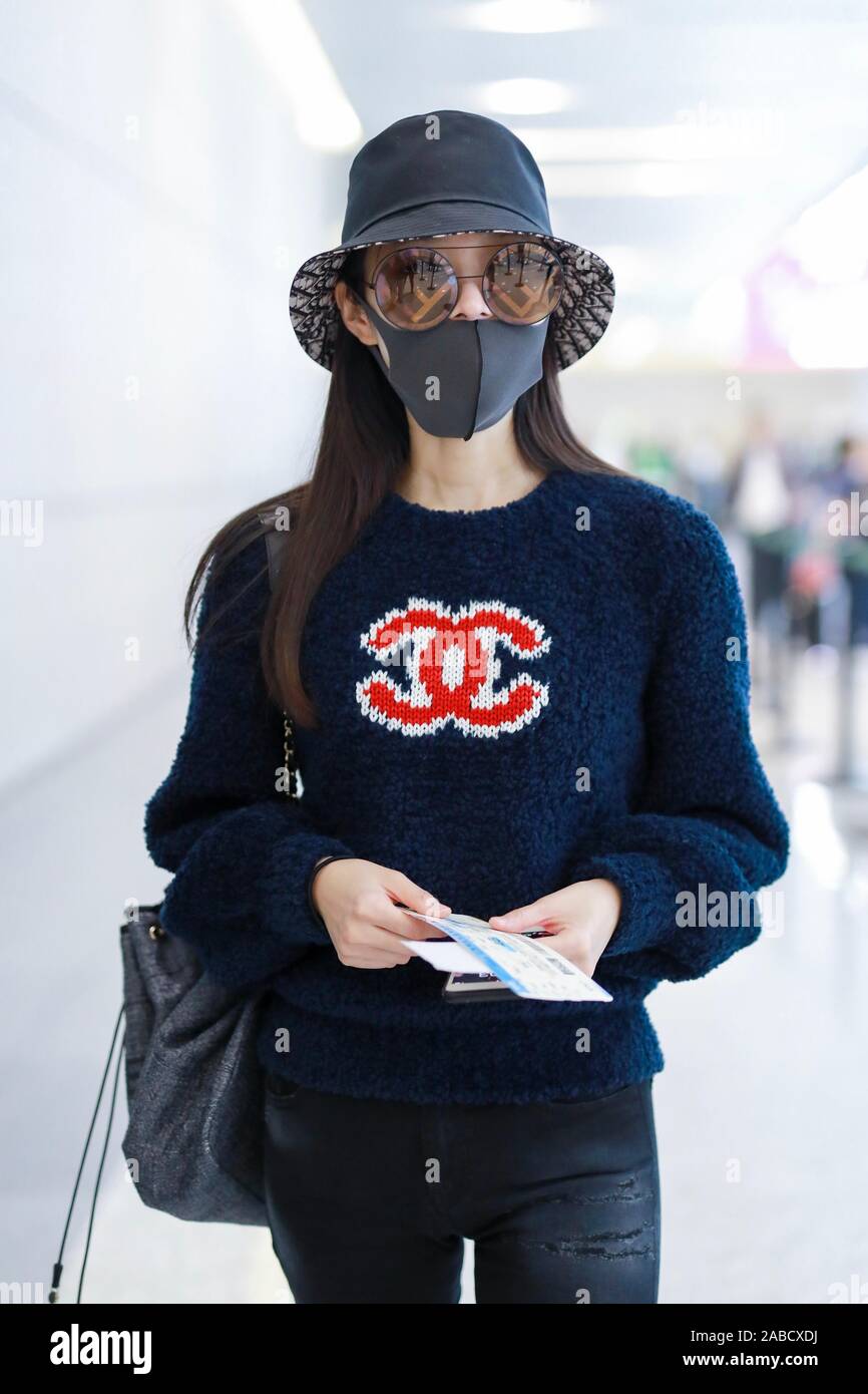 L'actrice chinoise Yi Song présente à l'Aéroport Shanghai Hongqiao avant le départ à Shanghai, Chine, 24 octobre 2019. Sweater : Sac Chanel Chanel : Ha Banque D'Images