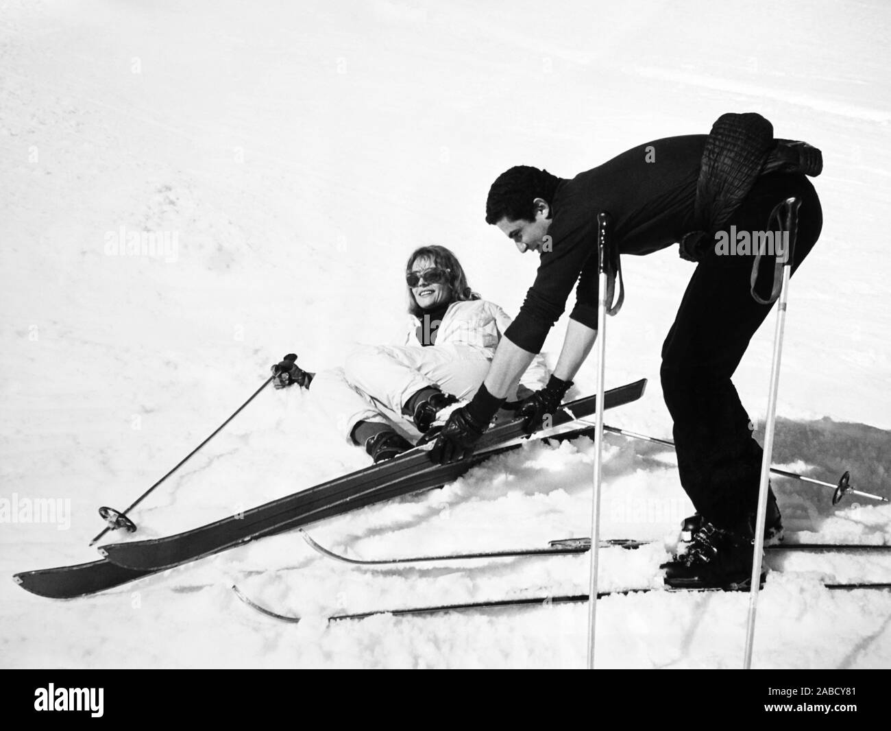 Vivre POUR LA VIE, (aka VIVRE POUR VIVRE), de gauche à droite : Annie Girardot, réalisateur Claude Lelouch sur location à Courchevel, France, 1967 Banque D'Images