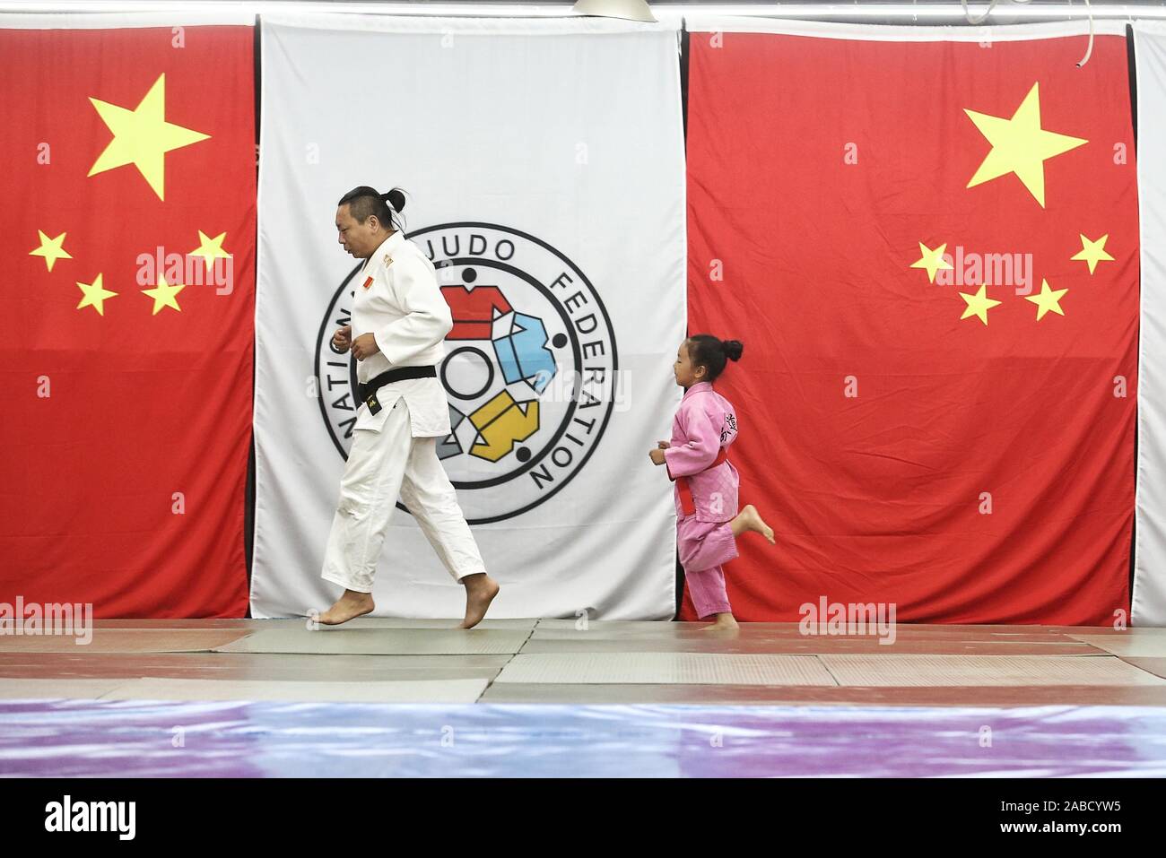 Nayi Helin et son père il Xin est la formation et la pratique à Pékin, Chine, 14 octobre 2019. Nayi Helin, un Chinois 7-year-old girl, a déjà p Banque D'Images