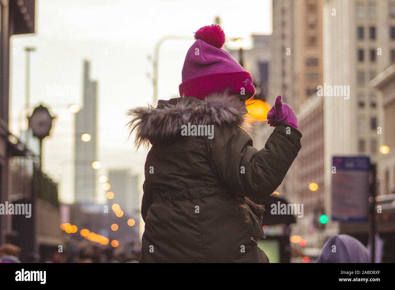 Fille sur les épaules du père dans les rues de chicago Banque D'Images