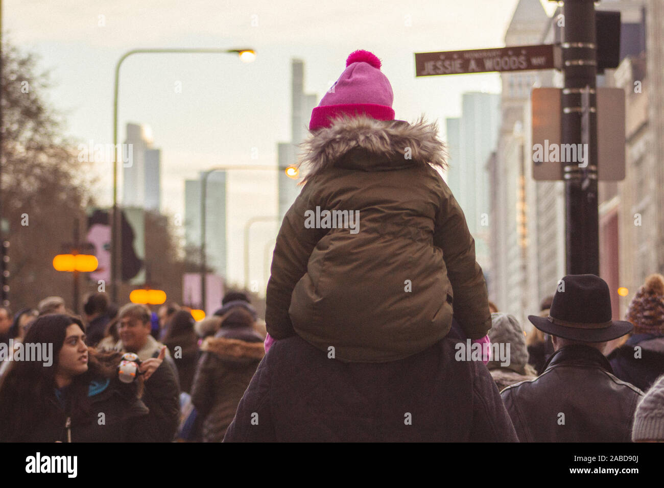 Fille sur les épaules du père dans les rues de chicago Banque D'Images