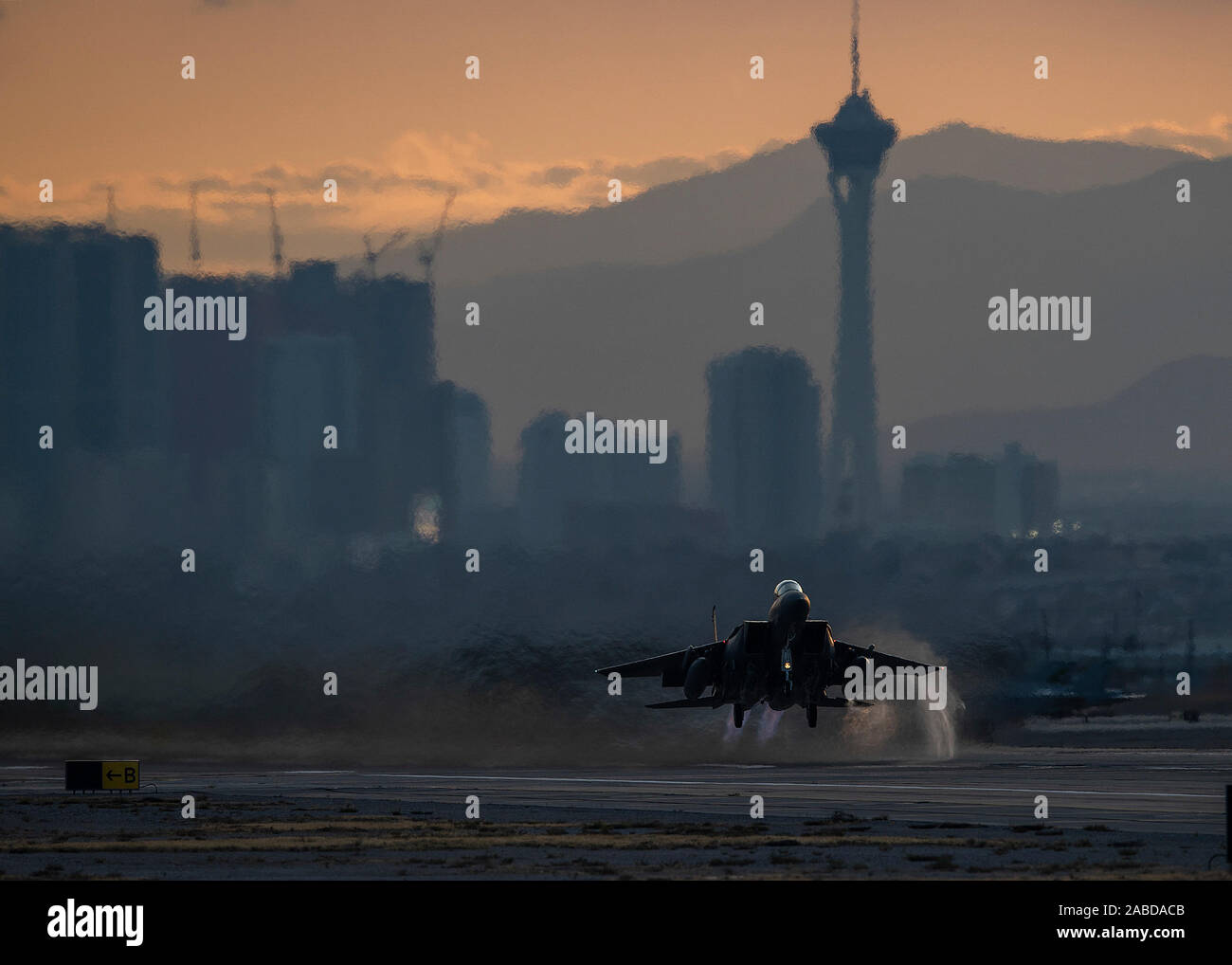 Un F-15E Strike Eagle fighter jet affecté à la 17e Escadron d'armes armes s'envole pour l'intégration scolaire du site Base aérienne de Nellis (Nevada), le 21 novembre 2019. Le F-15E est un combat multi-rôle conçu pour effectuer à l'air-air et air-sol les missions. (U.S. Air Force photo par un membre de la 1re classe Bryan Guthrie) Banque D'Images