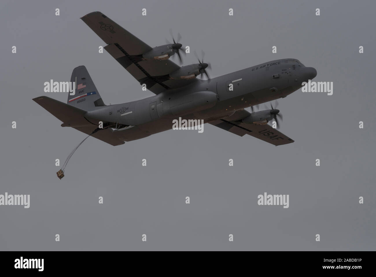 Un 40e Escadron de transport aérien C-130J Super Hercules gouttes fret depuis Sullivan Drop Zone, au Colorado, le 19 novembre, 2019. La 40e que, avec d'autres unités attribuées à la 317e Escadre de transport aérien, a récemment formé à Colorado Springs pour préparer de futurs déploiements. (U.S. Photo de l'Armée de l'air par la haute rivière Airman Bruce) Banque D'Images