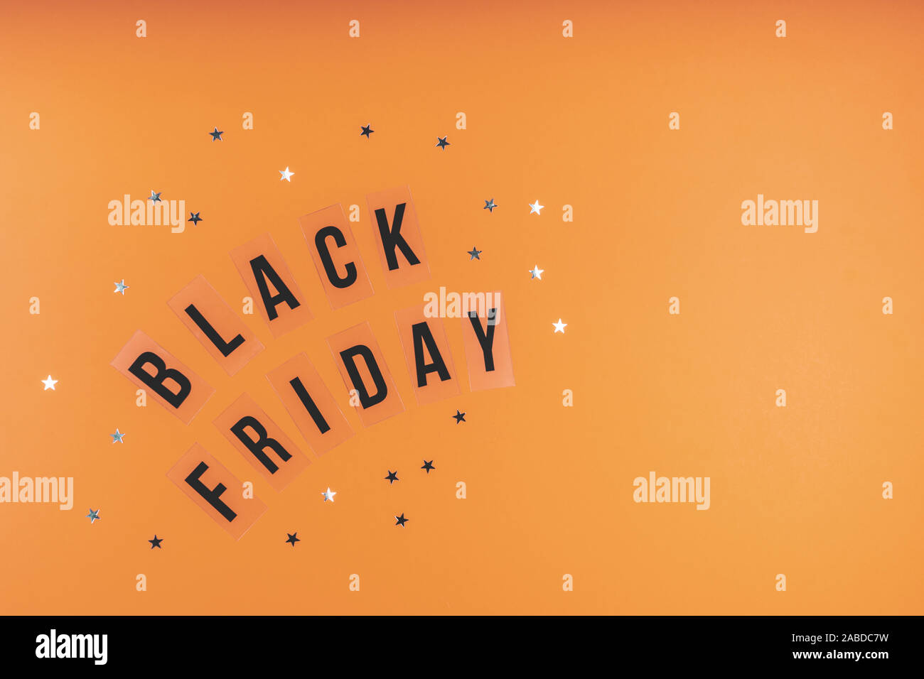 Mots vendredi noir sur un fond orange lumineux avec des paillettes Banque D'Images