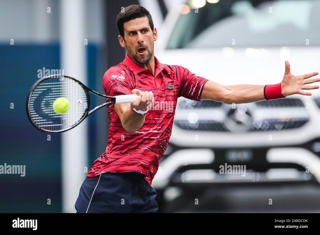 Joueur de tennis Serbe Novak Djokovic est en concurrence avec le joueur de tennis professionnel grec Stefanos Tsitsipas au cours de la finale de 2019 Banque D'Images