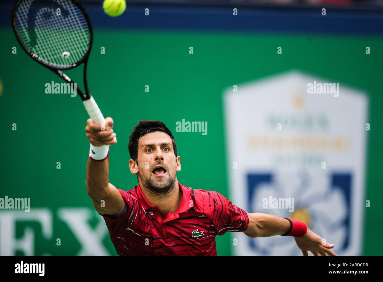 Joueur de tennis Serbe Novak Djokovic est en concurrence avec le joueur de tennis professionnel grec Stefanos Tsitsipas au cours de la finale de 2019 Banque D'Images
