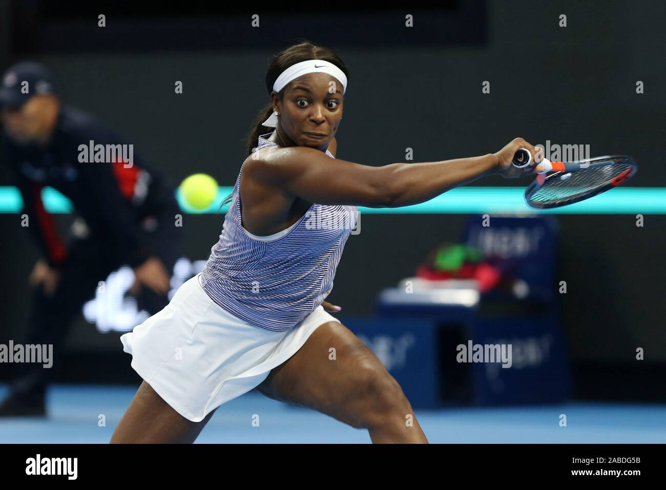 Joueur de tennis professionnel américain Sloane Stephens est en concurrence avec le joueur de tennis professionnel chinois Zheng Saisai lors de la deuxième ronde de WTA 2019 C Banque D'Images