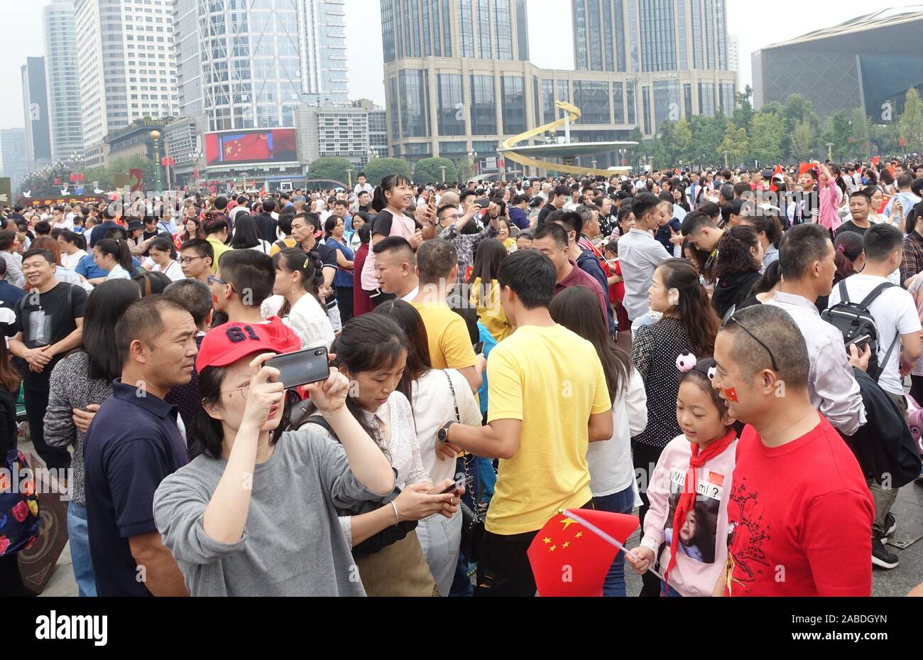 Tianfu Square, un grand tour attraction touristique de la ville, est bondée de touristes de partout dans le pays au cours de la Journée nationale de vacances dans la ville de Chengdu Banque D'Images