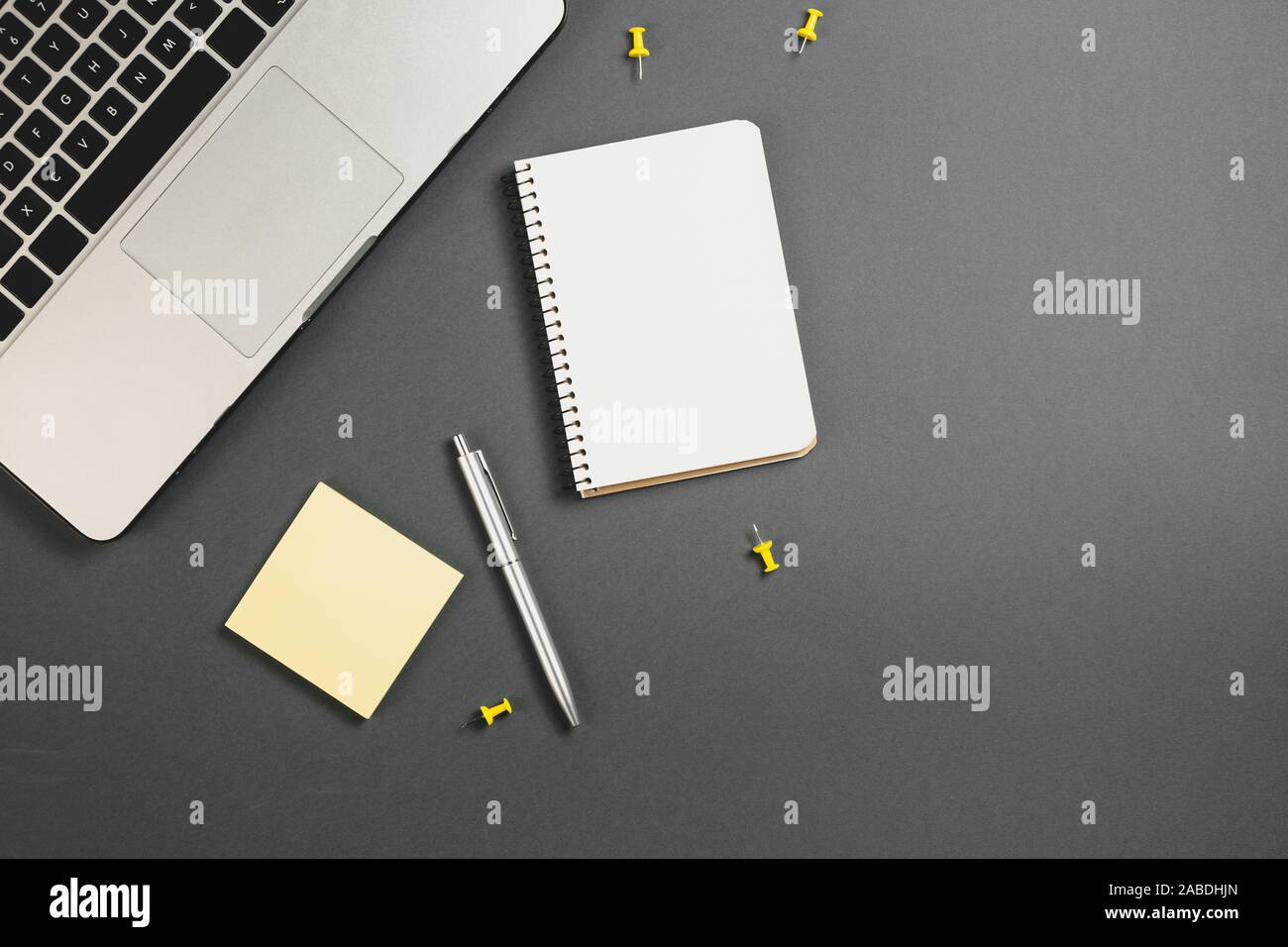 Planification financière mise à plat table top image malpropre de remue-méninges avec les fournitures de bureau, stylo, bloc-notes, ordinateur portable sur fond gris. Vue de dessus, copy space Banque D'Images