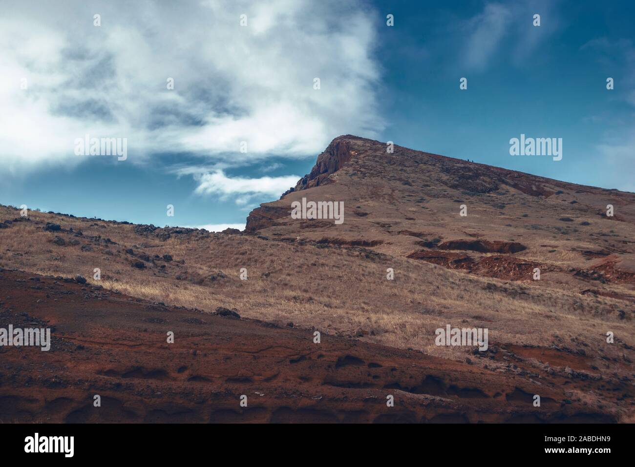 Crête de montagne escarpée avant l'aube à l'île de Madère Banque D'Images