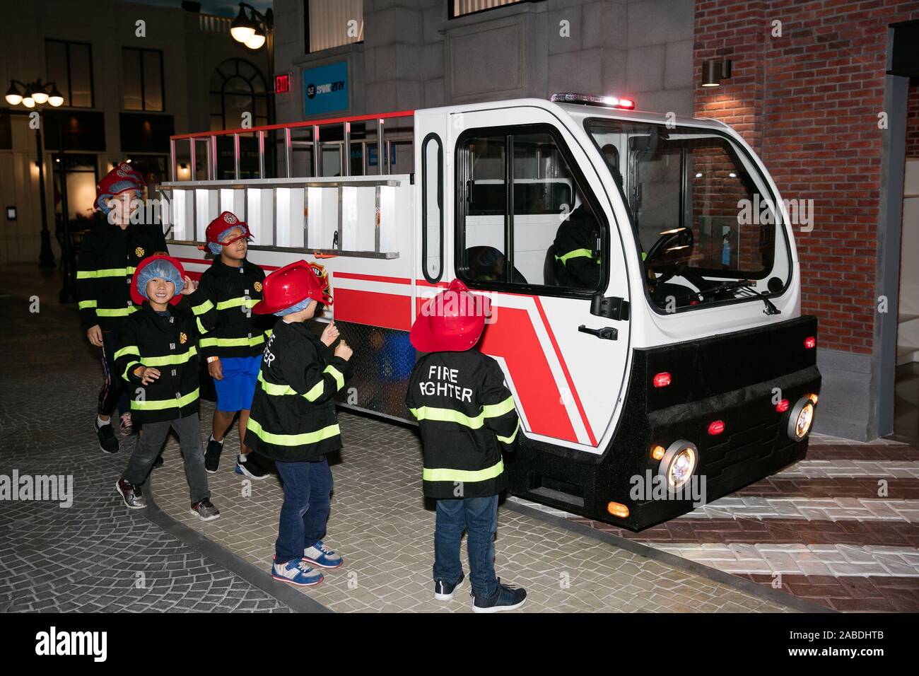 Houston, USA. 26 Nov, 2019. Le jeu de rôle enfants KidZania, pompier à un parc à thème ludo-éducatif pour enfants, à Dallas, Texas, États-Unis, le 26 novembre 2019. L'KidZania ouvert le week-end dernier à Dallas. À KidZania, les enfants peuvent jouer de rôle plus de 100 professions, y compris médecin, pompier, modèle et l'ancre. Crédit : Dan Tian/Xinhua/Alamy Live News Banque D'Images